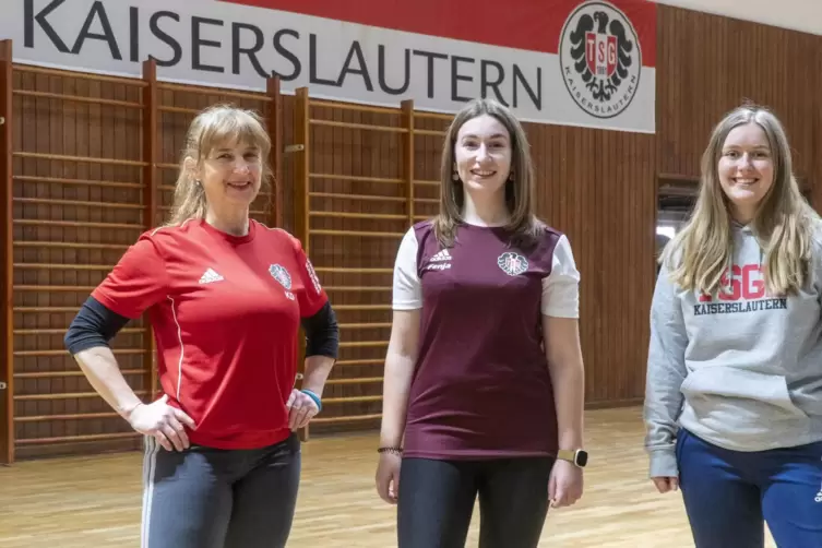 Stehen für die Mitglieder der TSG Kaiserslautern auf der Matte und in der Halle (von links: Korinna Diehl, Fenja Keller und Mari