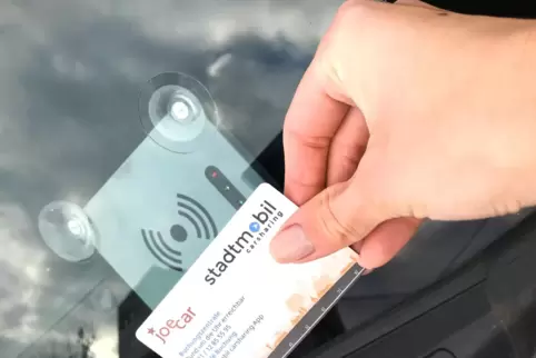 Mit der Kundenkarte wird das Auto geöffnet.