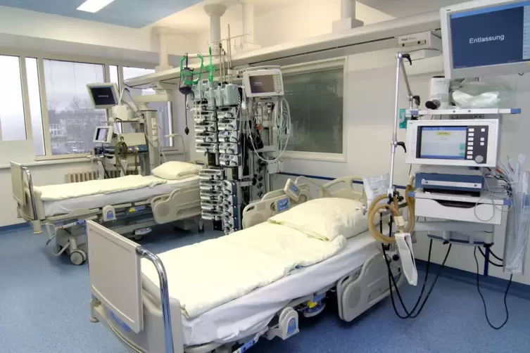 Aktuell ein seltener Anblick: zwei unbelegte Betten auf einer Intensivstation des Westpfalz-Klinikums.