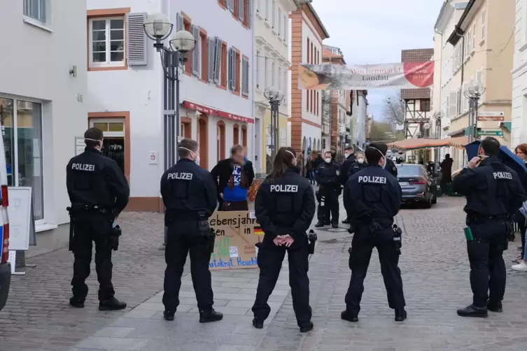 Polizeibeamte verhindern eine verbotene Demo in Landau aus dem Querdenker-Spektrum. 