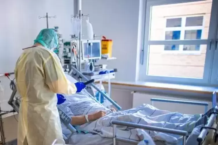 Ein Pfleger betreut einen Corona-Patienten. Nicht erst seit der Pandemie seien die Pflegekräfte in Krankenhäusern stark belastet