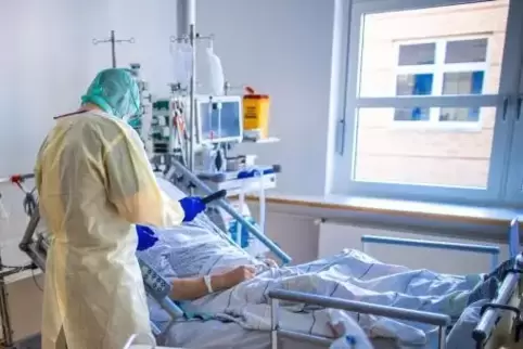 Ein Pfleger betreut einen Corona-Patienten. Nicht erst seit der Pandemie seien die Pflegekräfte in Krankenhäusern stark belastet