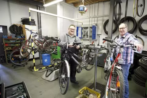  Manuel Steinbach (links) und Herbert Seel vom Velo-Projekt kennen sich bestens mit Fahrrädern aus. Sie wissen, was im Frühjahr 