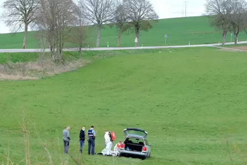 Statt die Linkskurve zu nehmen, fuhr die Frau in Höhe des Parkplatzes zwischen Mörsbach und Käshofen geradeaus. Der Wagen kam ei