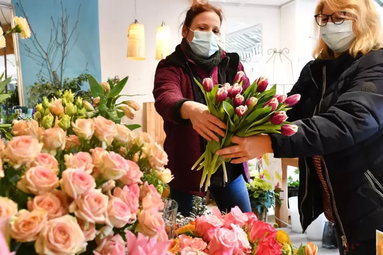 Bunte Tulpen bringen Freude: Katja Enkler (links) vom Blumengeschäft Leckron kann derzeit die Kunden im Laden bedienen.