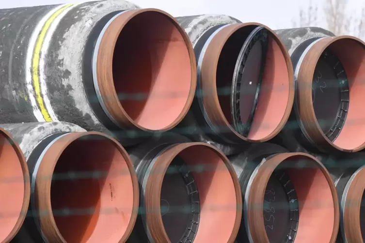  Im Hafen Mukran auf der Insel Rügen sind Rohre für den Bau der Pipeline Nord Stream 2 gelagert. Zu 95 Prozent ist die Leitung f