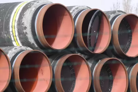  Im Hafen Mukran auf der Insel Rügen sind Rohre für den Bau der Pipeline Nord Stream 2 gelagert. Zu 95 Prozent ist die Leitung f