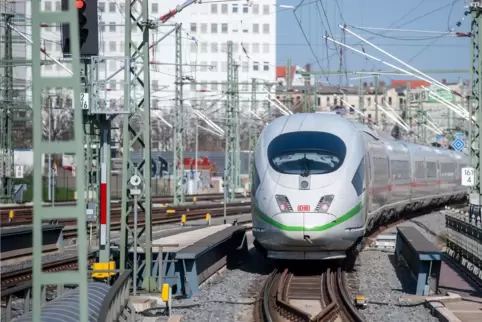 Der ICE-Verkehr läuft bereits mit 100 Prozent Ökostrom.