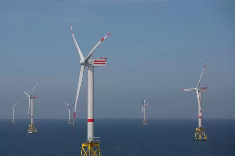  Strom von Offshore-Windparks hat für die Stromversorgung der Deutschen Bahn wachsende Bedeutung. Das Bild entstand rund 30 Kilo