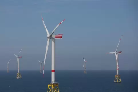  Strom von Offshore-Windparks hat für die Stromversorgung der Deutschen Bahn wachsende Bedeutung. Das Bild entstand rund 30 Kilo