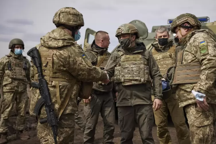 Neue Spannungen: Der ukrainische Präsident Selenskyj besucht das Militär an der Frontlinie.