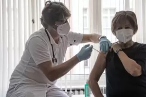 Gerade ältere Menschen sind froh, nicht ins Impfzentrum gehen zu müssen. Doch auch bei jüngeren Patienten weckt das Impfangebot 