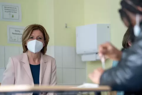 Ministerpräsidentin Malu Dreyer ist für freiwillige Corona-Tests an Schulen. 