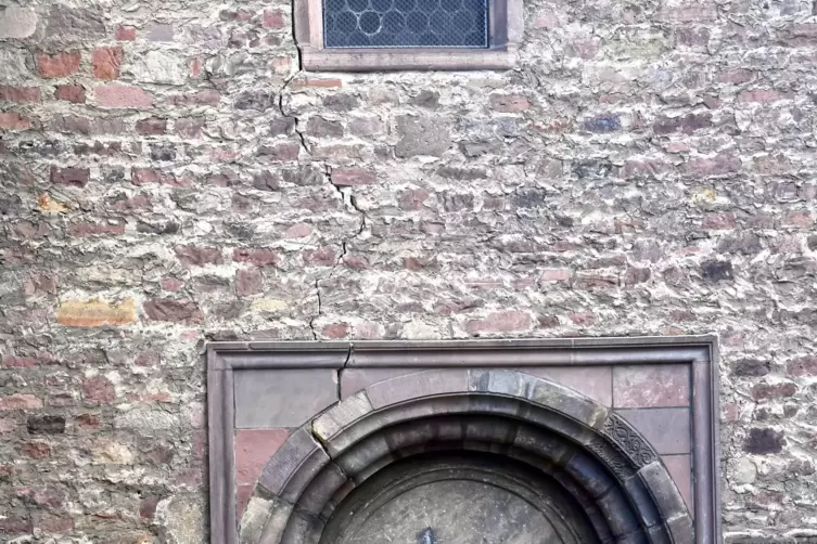 Die Rissbildung am Portal und an den Fenstern ist massiv.