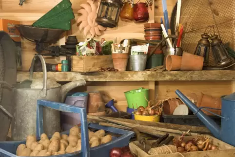 Sie misten in ihrem Schuppen aus? Die Müllfibel des Kreises hilft beim richtigen Entsorgen. 