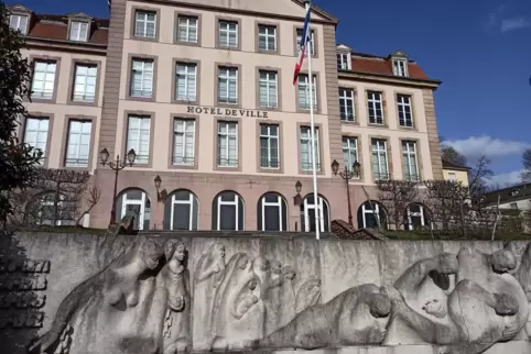 Bewegte Geschichte: Dieses Relief vor dem Rathaus erinnert an die Leiden, die die Stadt Bitsch in mehreren Kriegen seit 1870 zu 