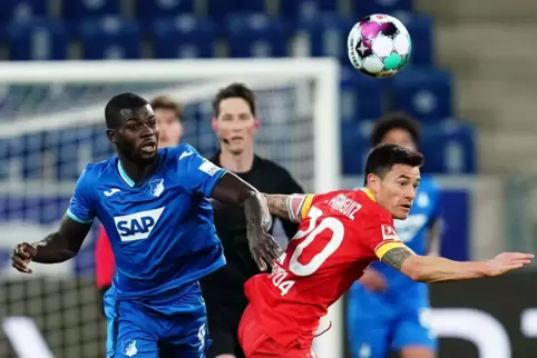 Der Hoffenheimer Angreifer Ihlas Bebou (links) und Leverkusens Charles Aranguiz versuchen an den Ball zu kommen. 