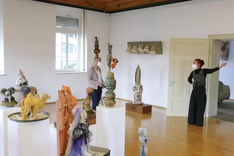 Susanne Wadle (rechts) erklärt Landrätin Susanne Ganster ihre Kunst in der ansonsten geschlossenen Kreisgalerie in Dahn. 