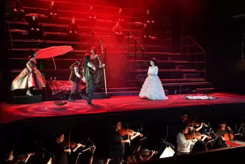 Henry Purcell mit coronakonformem Abstand: Auf der Bühne agieren die Sängerinnen und Sänger, auf der Tribüne sitzt der Kammercho