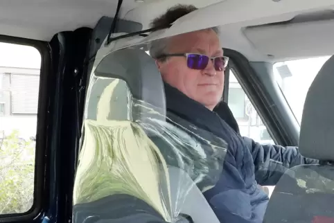 Im Bürgerbus: Fahrer Gerhard Weimer ist durch eine Folie geschützt.