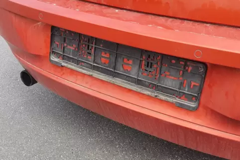Zack, Nummernschild weg. Die Polizei rät von Clip-Halterungen ab. Aber Profis lassen sich auch von Schrauben nicht abhalten, um 