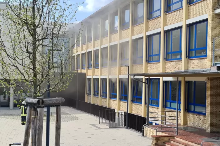An der Gemeinschaftsschule im Karlsruher Stadtteil Grötzingen dringt Rauch aus den Fenstern eines Klassenzimmers. 