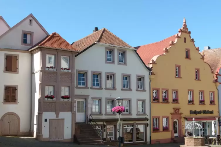 Malerisch: der Rathausplatz mit seinen Giebelhäusern und dem Bäckereimuseum. 