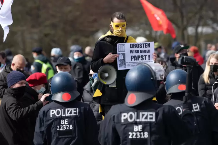 In Berlin wurde am Dienstag gegen die Verschärfung des Infektionsschutzgesetzes demonstriert.