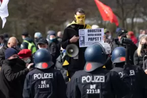 In Berlin wurde am Dienstag gegen die Verschärfung des Infektionsschutzgesetzes demonstriert. In Berlin wurde am Dienstag gegen die Verschärfung des Infektionsschutzgesetzes demonstriert.