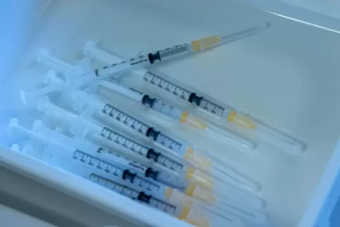Spritzen mit dem Impfstoff von Astrazeneca liegen bereit. 
