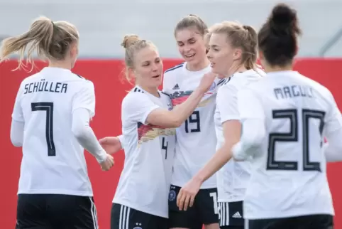 Kollektive Freude nach dem 3:1-Treffer gegen Norwegen (von links) : Lea Schüller, Leonie Maier, Jule Brand, Laura Freigang und L