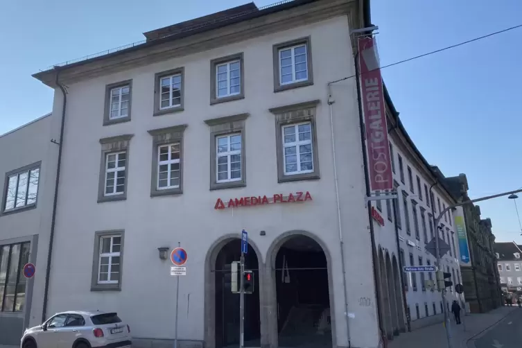 R&uuml;ckseite: Zugang zum Hotel und zur k&uuml;nftigen Schnelltest-Station. 