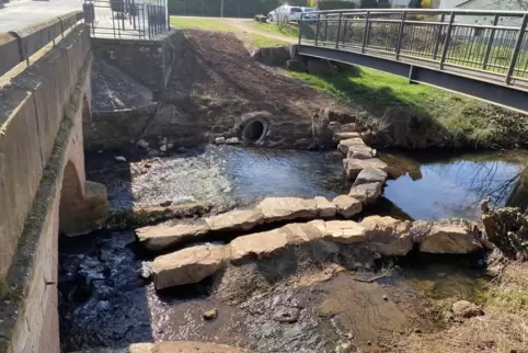 Die neue Fischtreppe in der Dreiser Ortsmitte. Links ist ein Teil der alten Sandsteinbrücke zu sehen.