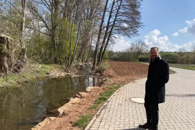 VG-Chef Antweiler erl&auml;utert die Ma&szlig;nahmen an der fr&uuml;heren Kl&auml;ranlage. Der Acker im Hintergrund ist als Retentionsfl&auml;che gedacht.