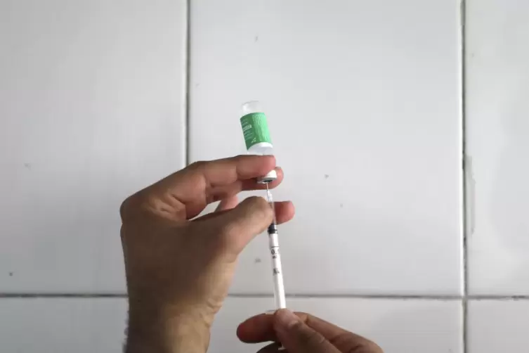 Eine Dosis des Astrazeneca-Impfstoffs „Vaxzevria“ wird aufgezogen.
