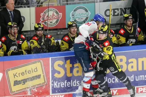 Krefelds Maciej Rutkowski (Nummer 22) im Zweikampf mit Moritz Wirth von den Adlern. 
