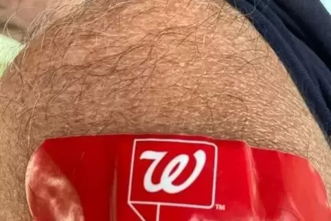 Ein Pieks, ein Pflaster: der Pfälzer Werner H. ist froh. 