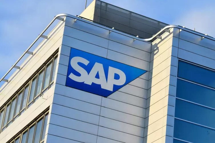Die Unternehmenszentrale von SAP ist in Walldorf in Nordbaden. Hier das SAP-Logo an einem Gebäude. 