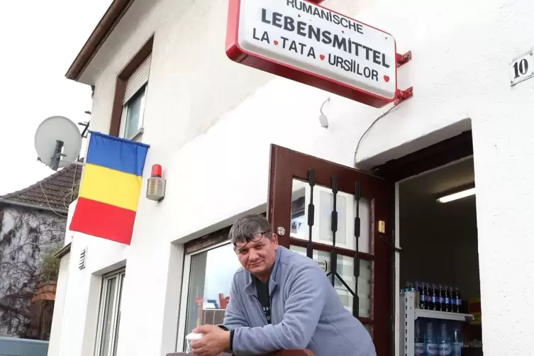 Gheorge Ursii vor seinem Laden in der Landauer Dammühlstraße – hier gibt’s frische Lebensmittel aus Rumänien. 