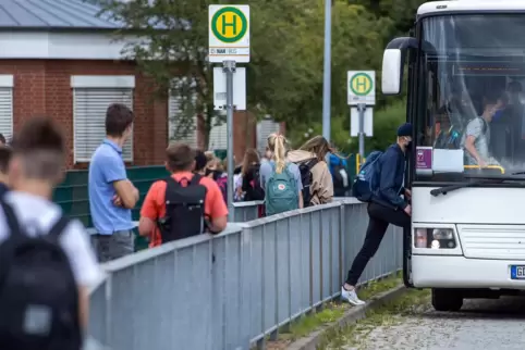 Die Verstärkerbusse sind im Einsatz, um zusätzliche Plätze für Schüler zu schaffen und die eigentlichen Schulbusse zu entlasten.