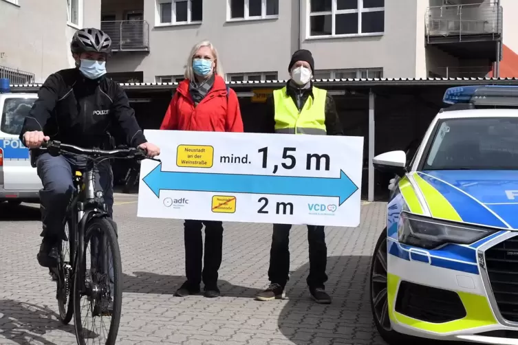 So groß soll der Abstand zwischen Auto und Fahrrad sein: Polizistin Laura Matheis, Susanne Abel (ADFC) und Martin Burkhardt (VCD