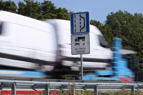 Nothaltebucht auf der A65 zwischen Rohrbach und Kandel.