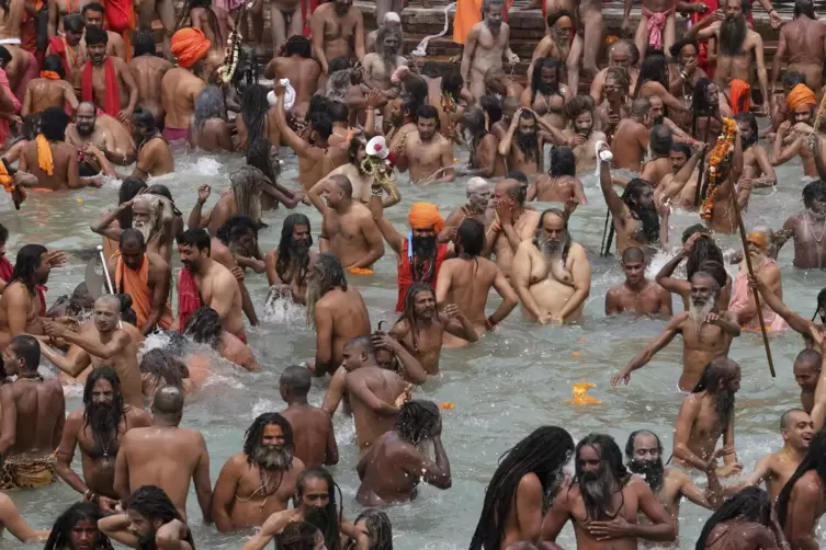 Gläubige nehmen ein traditionelles Bad im Ganges.