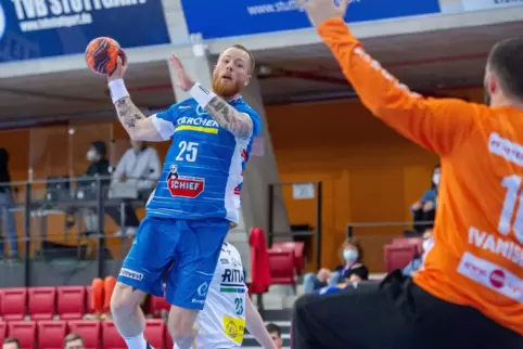 Bei der 24:31-Heimniederlage der Stuttgarter gegen die HSG Wetzlar erzielte Patrick Zieker (hier links, gegen HSG-Torwart Tibor 