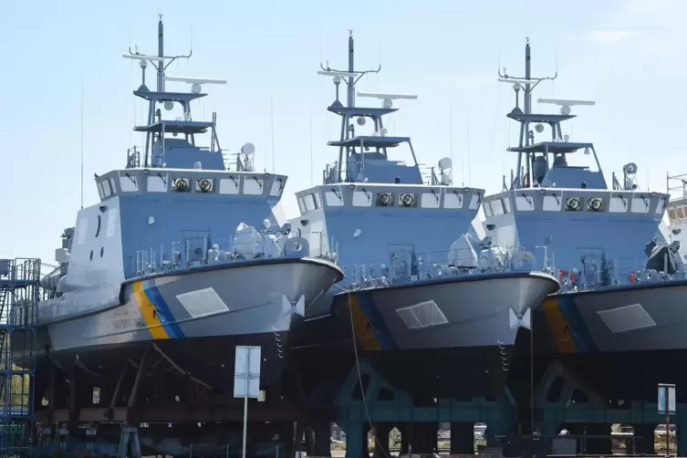  Patrouillenboote lagen 2019 auf dem Werftgelände der zur Lürssen-Werftengruppe gehörenden Peene-Werft. 