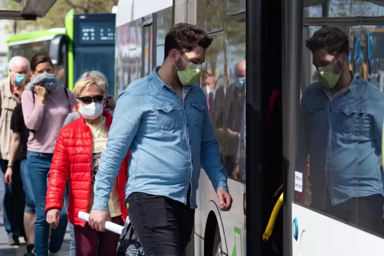Nicht nur in öffentlichen Verkehrsmitteln gilt künftig die Maskenpflicht. Auch wenn Personen aus verschiedenen Haushalten in ein