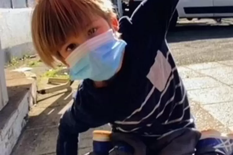 ... Kinder wie Bastian (9) auf Distanz halten, obwohl sie sie liebt. 