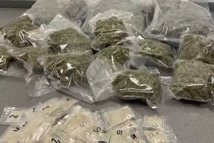 Mehrer Kilogramm Marihuana und 245 Gramm Amphetamin stellte die Polizei sicher. 