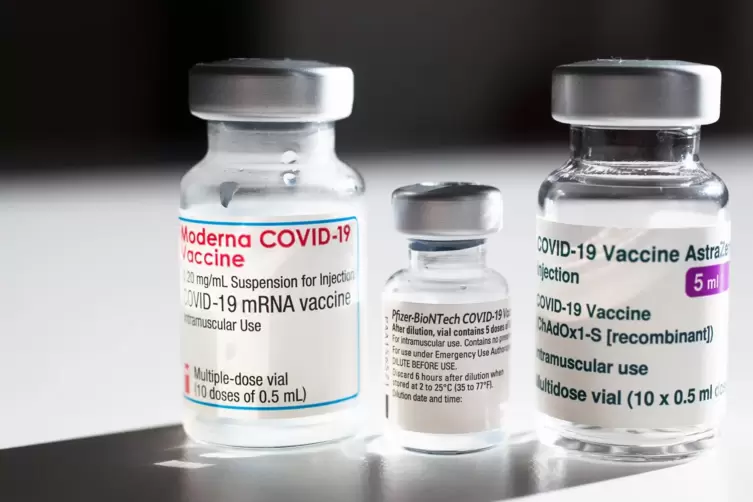 Unbeliebter Impfstoff: Das britisch-schwedische Vakzin von Astrazeneca (rechts) hat aktuell mit Image-Problemen zu k&auml;mpfen, die 
