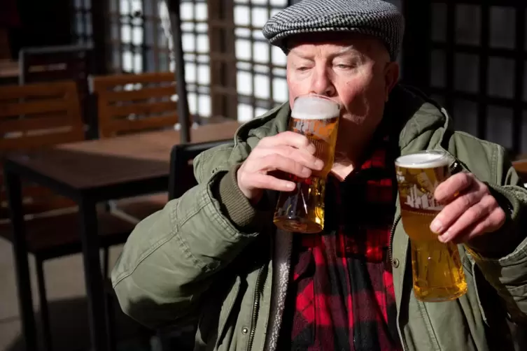 Die Pubs sind wieder geöffnet in Großbrittanien – jedoch nur mit vorherigem Check-in. Rentner ohne Smartphone sollten dabei nich